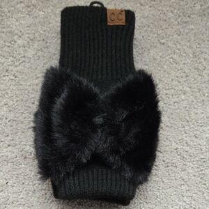 CC Black Knit W/ Fur Bow Fingerless Gloves